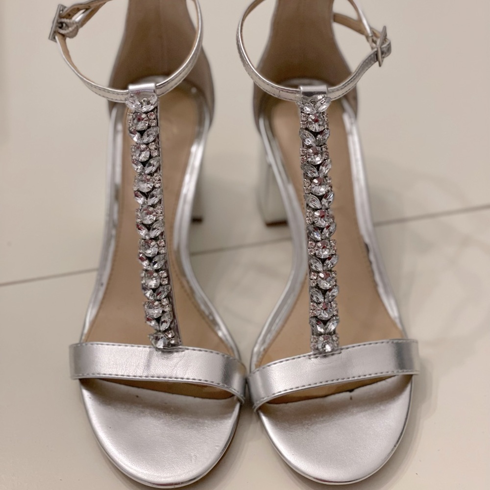 Jewel by Badgley Mischka Size 5 T Strap Block Heel